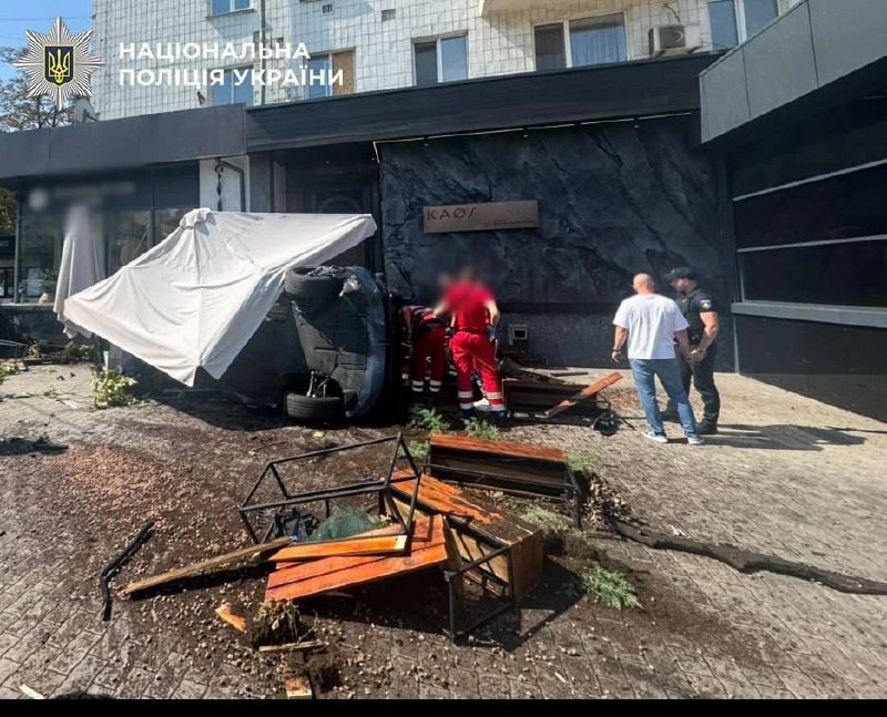 Фото для новини:У центрі Києва автівка влетіла у літню терасу