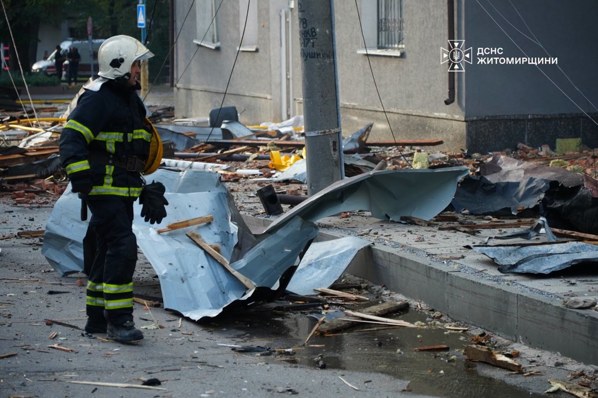 Фото для новини:Удар по будівлі Нацполіції в Житомирі: кількість загиблих зросла