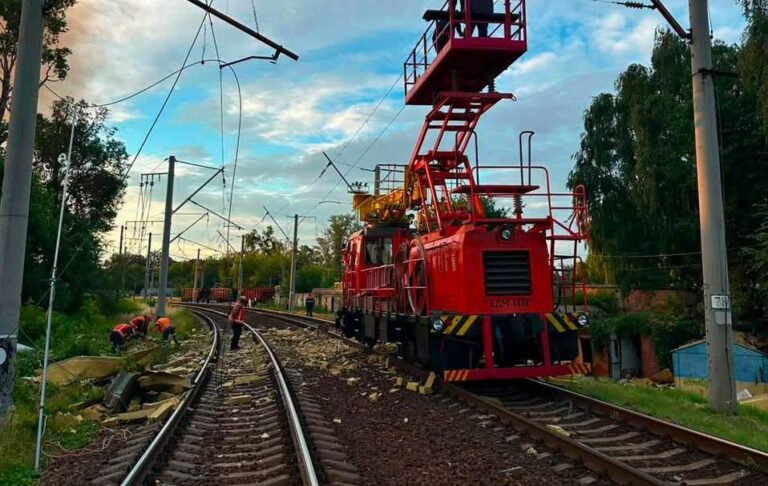 Фото для новини:Удар по вокзалу Лозової: є загиблі та важкопоранені залізничники