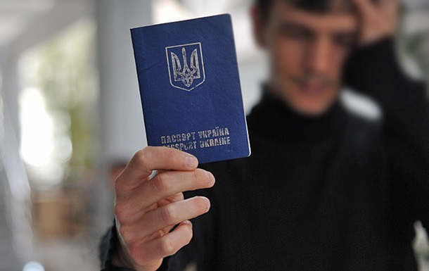 Фото для новини:Уряд змінив правила обслуговування чоловіків у консульствах за кордоном