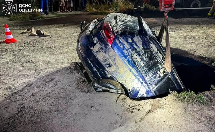 Фото для новини:В Одесі автомобіль під час руху провалився під землю