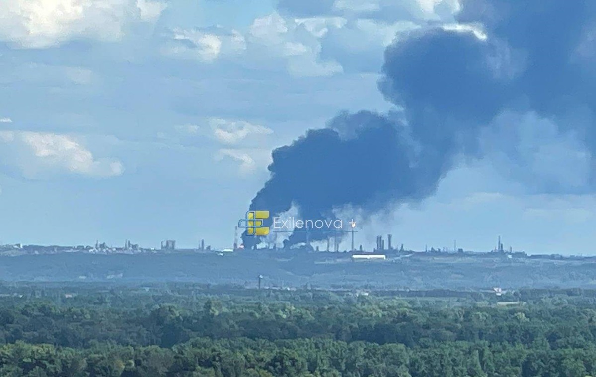 Фото для новини:В Уфі палає нафтопереробний завод після атаки БпЛА