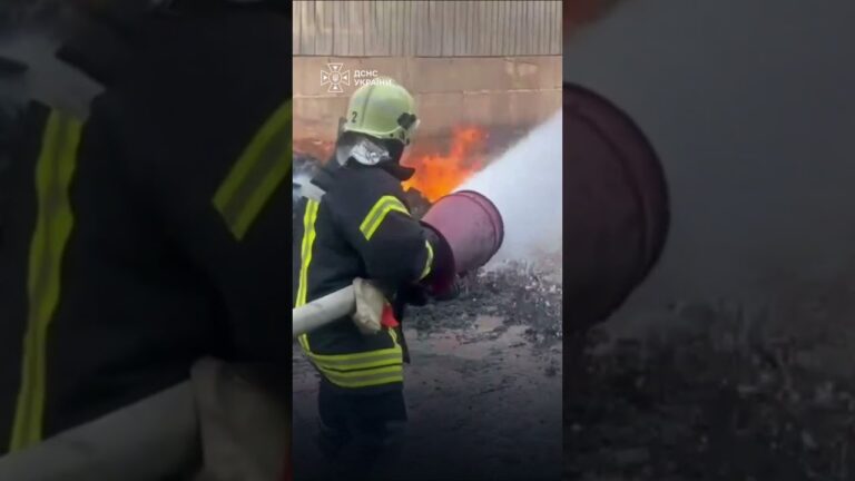 Фото для новини:Рятувальники гасять пожежі під загрозою повторних ударів! росіяни ударили по Броварському району