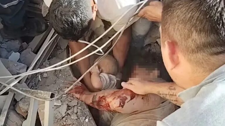 Фото для новини:З-під завалів у Колумбії врятували немовля, якого батько захистив своїм тілом