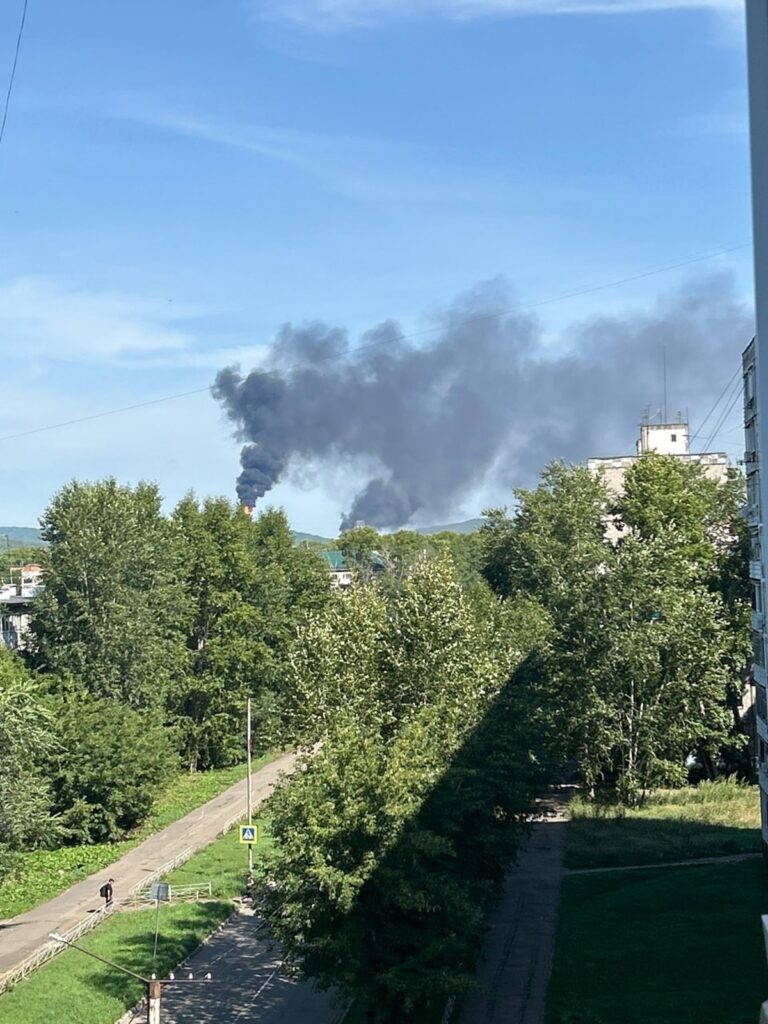 Фото для новини:За 6700 км від України: у РФ палає НПЗ Роснефти