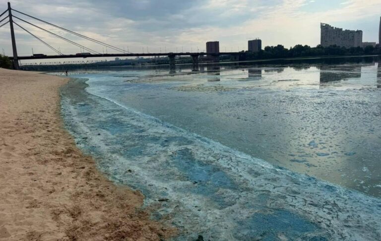 Фото для новини:Зелений Дніпро та піна біля берегів: у КМДА пояснили причину